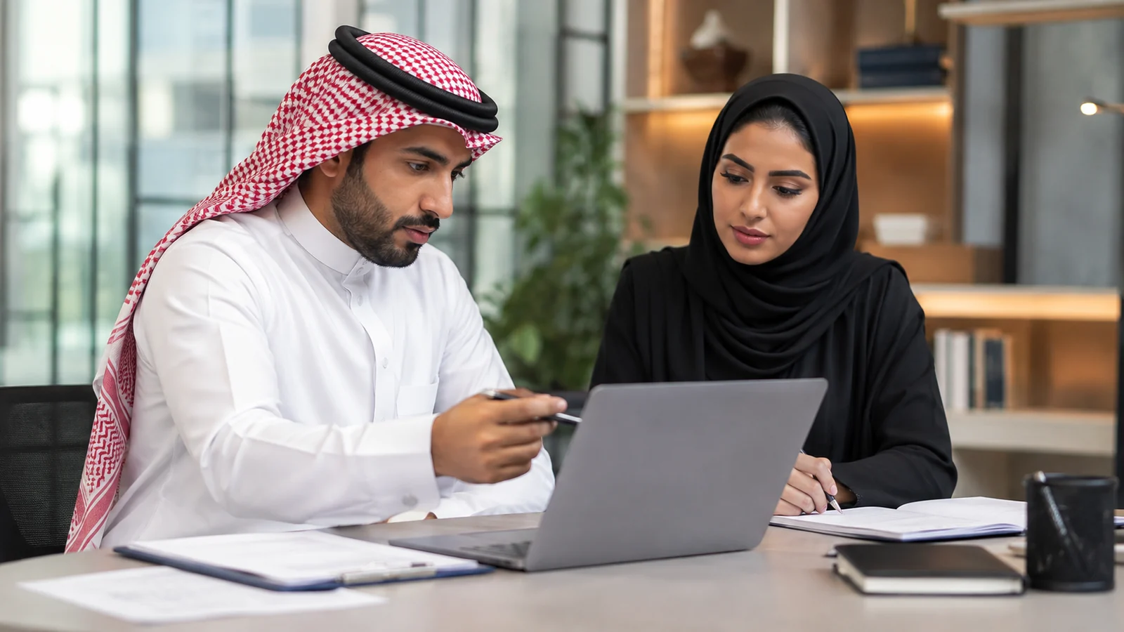 مهنيان سعوديان يراجعان معلومات مهنية